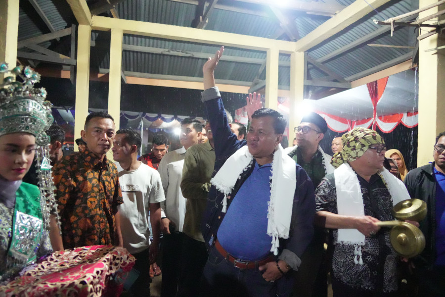 Kendati Di Guyur Hujan Deras  Kehadiran Bupati Di Desa Koto Rajo Di Sambut Hangat Warga
