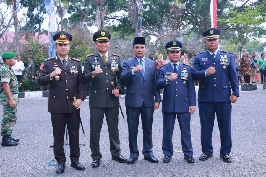 HUT ke-78 TNI, Pj Wali Kota Pekanbaru Saksikan Parade dan Defile Pasukan TNI-Polri