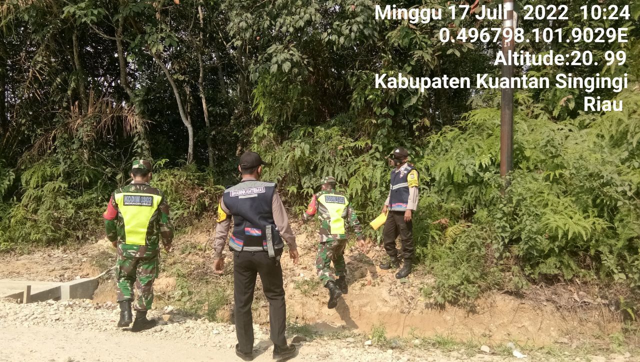 Cegah Karlahut Babinsa Koramil 06/Cerenti Kodim 0302/Inhu Bersama Bhabinkamtibmas Polsek Patroli Karhutla di Desa Pesikaian