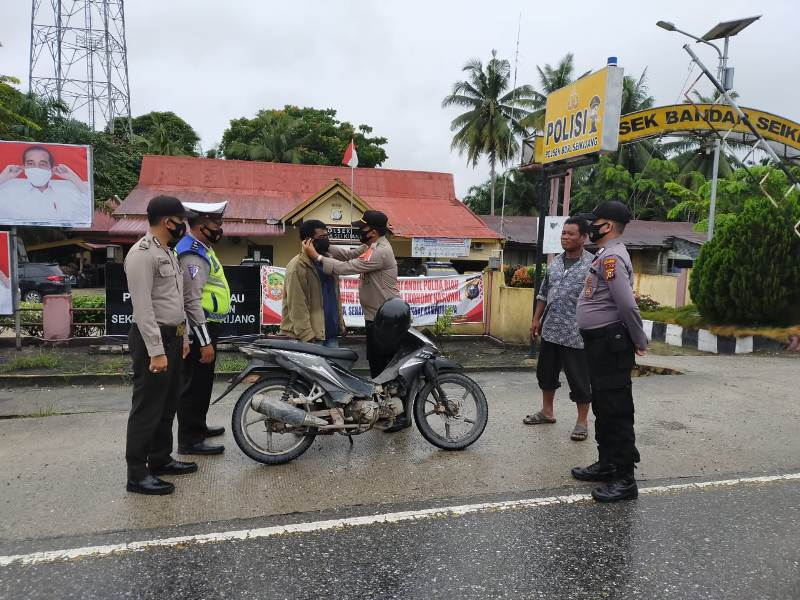Ikuti Program Polri, Polsek Bandar Sei Kijang Bagikan 300 Masker