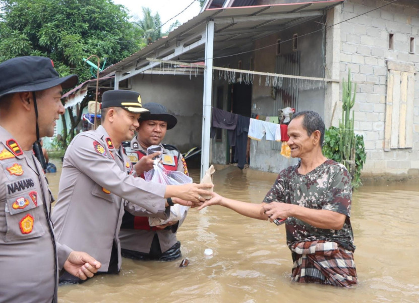 Polres Rokan Hulu Salurkan Bantuan untuk Warga Terdampak Banjir di Tanjung Harapan