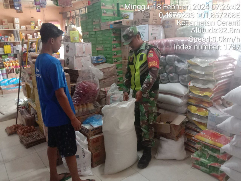 Babinsa Koramil 06/Cerenti Kodim 0302/Inhu Cek Harga Sembako Di Warung Desa Kampung Baru 