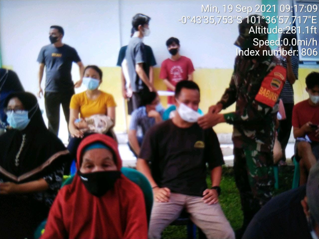 Tidak Mau Warganya Terkena Covid-19 Babinsa Koramil 06/Cerenti Kodim 0302/ Inhu Bagikan Masker Kepada Warga Binaan