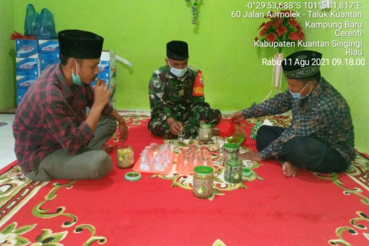 Babinsa Koramil 06/Cerenti Dim 0302/ Inhu, Serka M.Amin Komsos Dengan Perangkat Desa  Tanjung Medan