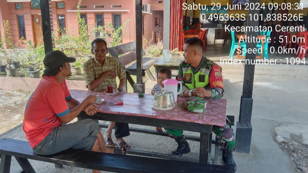 Babinsa Koramil 06/Cerenti Kodim 0302/Inhu Komsos Dengan Warga Desa Kampung Baru Timur  Kecamatan Cerenti