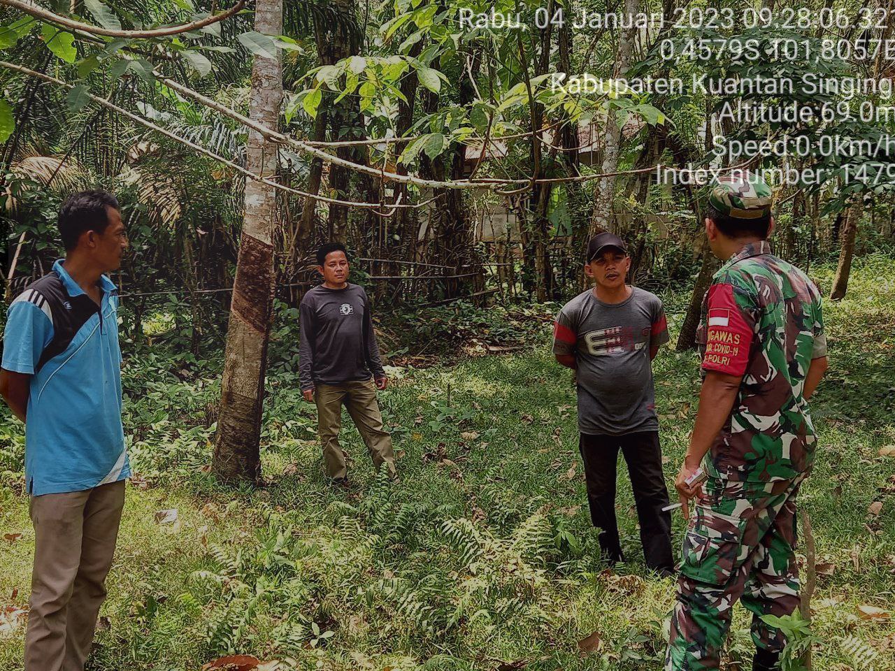 Di Desa Banjar Nantigo Kecamatan Inuman,Babinsa Koramil 06/Cerenti Kodim 0302 /Inhu Wilayah Kec.Inuman Lakukan Patroli Pencegahan Karhutlah Di Saat Musim Penghujan