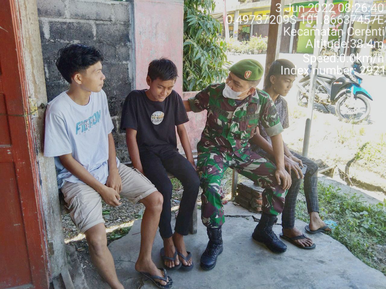 Setiap Hari Babinsa Koramil 06/Cerenti  Dim 0302/Inhu Komsos Dengan Warga Kelurahan Koto Peraku