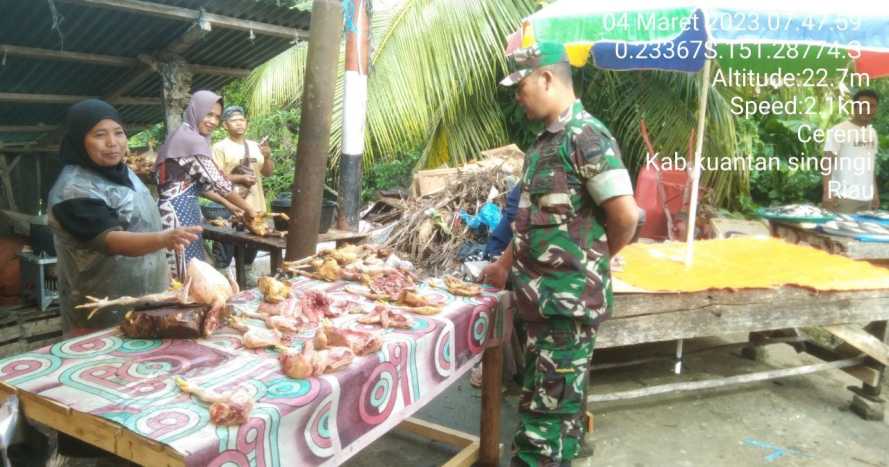 Babinsa Koramil 06/Cerenti Kodim 0302/Inhu Pantau Perkembangan Harga Kebutuhan Pokok Di Wilayah Koto Cerenti, Kecamatan Cerenti