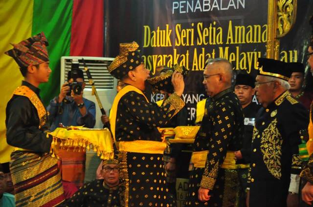 Gubernur Riau Sandang Gelar Datuk Seri Setia Amanah