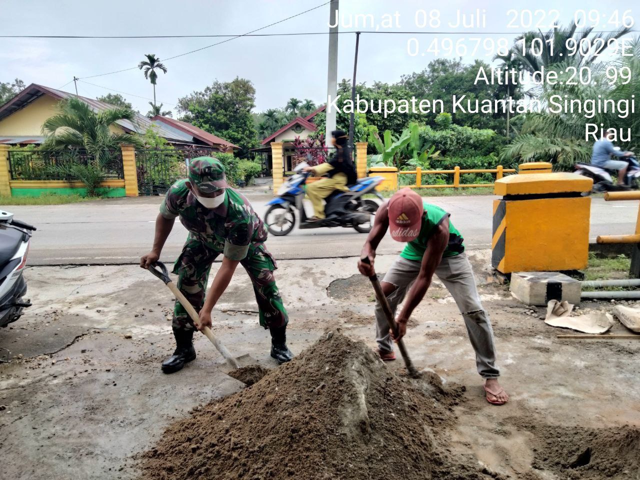Babinsa Koramil 06/Cerenti  Kodim 0302/Inhu Membantu Tukang Membangun Rumah