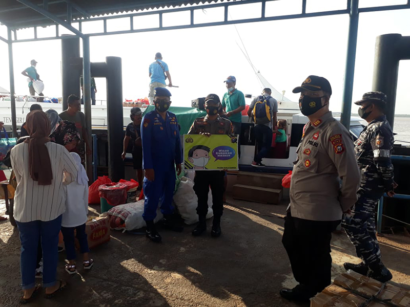 Polsek Kuala Kampar Terus Ingatkan Warga di Dermaga Teluk Dalam Terapkan Prokes