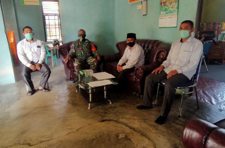 Babinsa Koramil 07/Kuantan Hilir Dim 0302/Inhu Komsos Dengan Kades Di Desa Tanjung Pisang