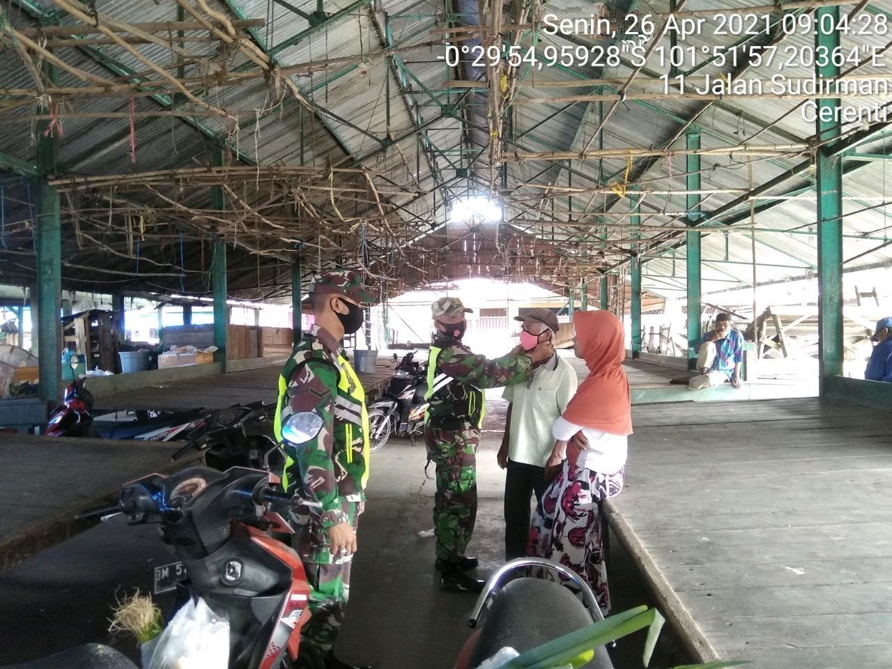 Sertu Indra Jalil Dan Serda Ridwan Effendi Babinsa Koramil 06/Cerenti Kodim 0302/Inhu Mengajak Warga Masyarakat Untuk Memakai Masker