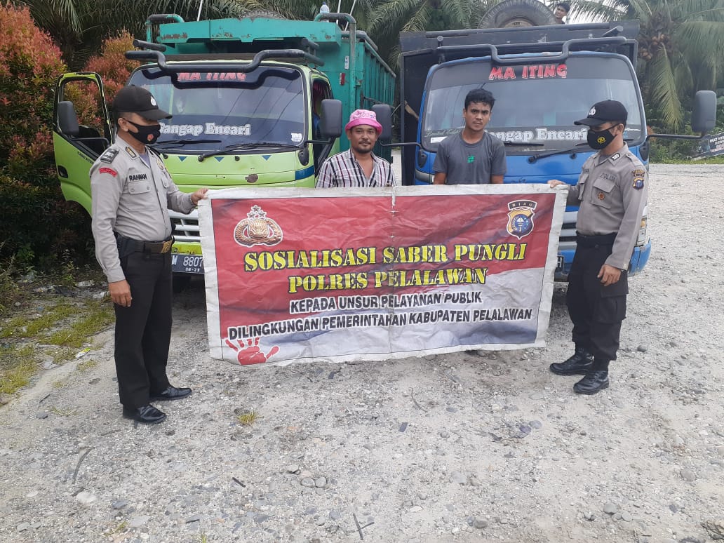 Pengemudi Truk Wilayah Bandar Sei Kijang Diberikan Edukasi oleh Polri Setempat Soal Saber Pungli