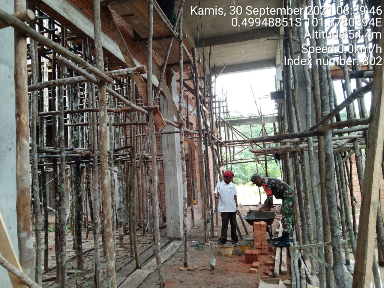 Babinsa Koramil 06/Cerenti Kodim 0302/Inhu Bantu Warga Binaan Melanjutkan Pembangunan Mesjid di Koto Cerenti