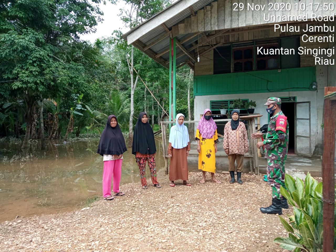 Meski Banjir Mulai Surut, Babinsa Koramil 06/Cerenti Dim 0302/Inhu Tetap Pantau Warga