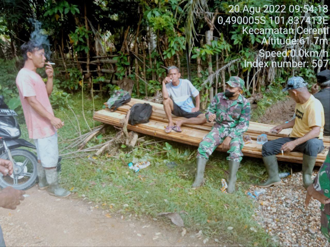 Anggota Satgas TMMD Ke-114 Koramil 06/Cerenti Kodim 0302/Inhu Sosok Babinsa Yang Dominan Saat Komsos Di Lokasi TMMD di Desa Pulau Panjang Hulu