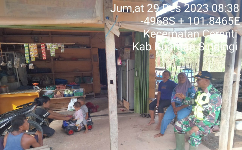 Babinsa Koramil 06/Cerenti Kodim 0302/Inhu Serda Juanda Laksanakan Komsos Dengan Warga Desa Tanjung Medan Kecamatan Cerenti Tentang Pentingnya Menjaga Keamanan