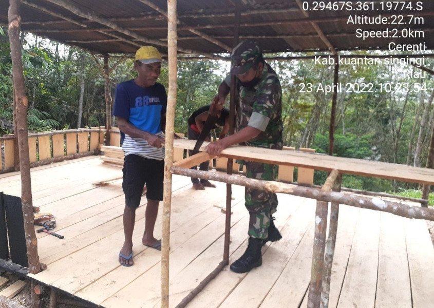 Babinsa Koramil 06/Cerenti Kodim 0302/Inhu Babinsa Gotong Royong Dengan Masyarakat Membangun Warung Milik Warga