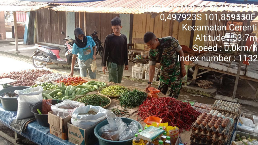 Babinsa Koramil 06/Cerenti Kodim 0302/Inhu, Sertu SP Nasution Cek Harga Sembako Di Pasar Kelurahan Pasar Cerenti