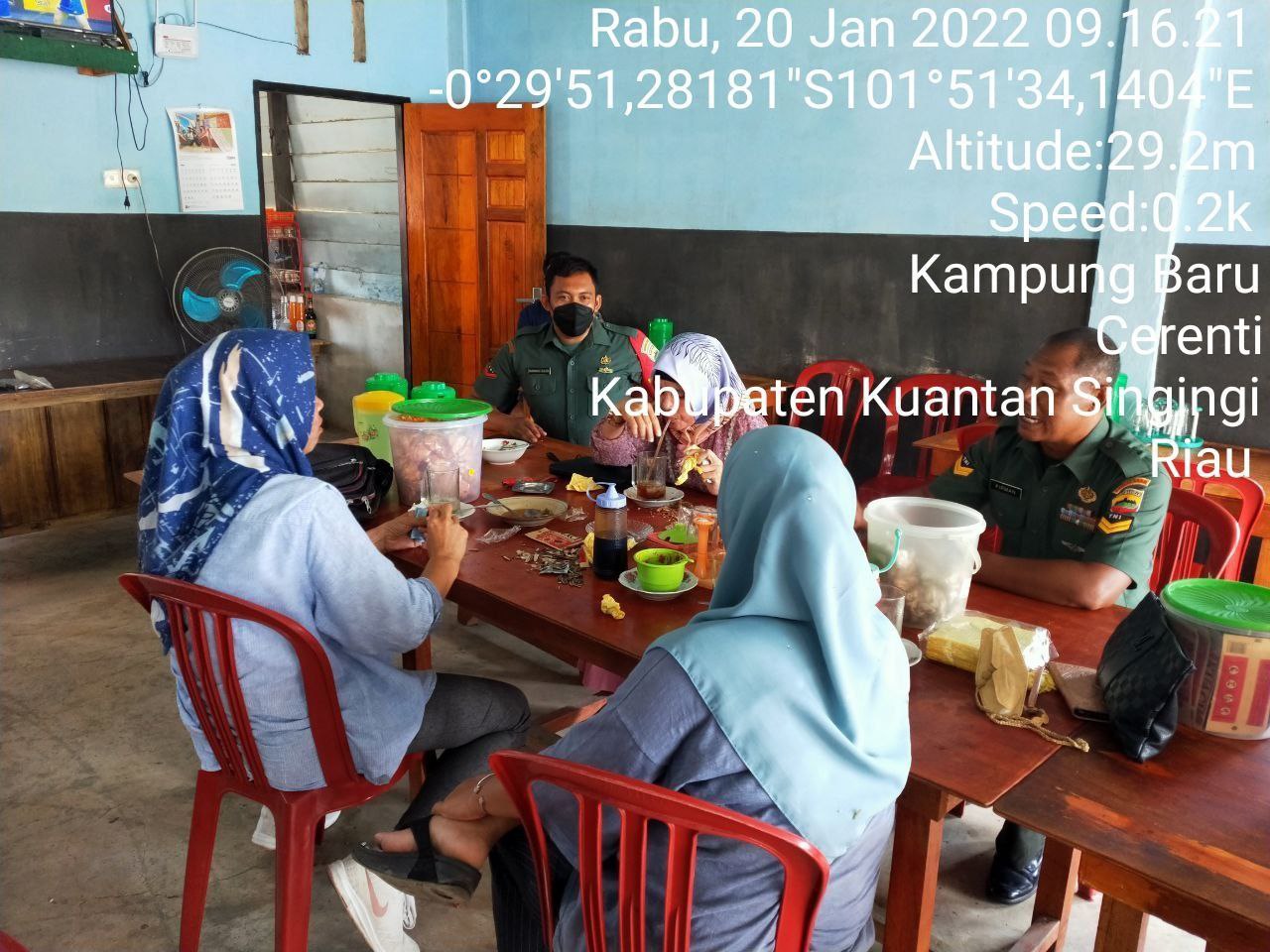 Babinsa Koramil 06/Cerenti Kodim 0302/Inhu Komsos Dengan Warga Binaan Memberikan Pengertian Tentang Pentingnya Menjaga Protokol Kesehatan