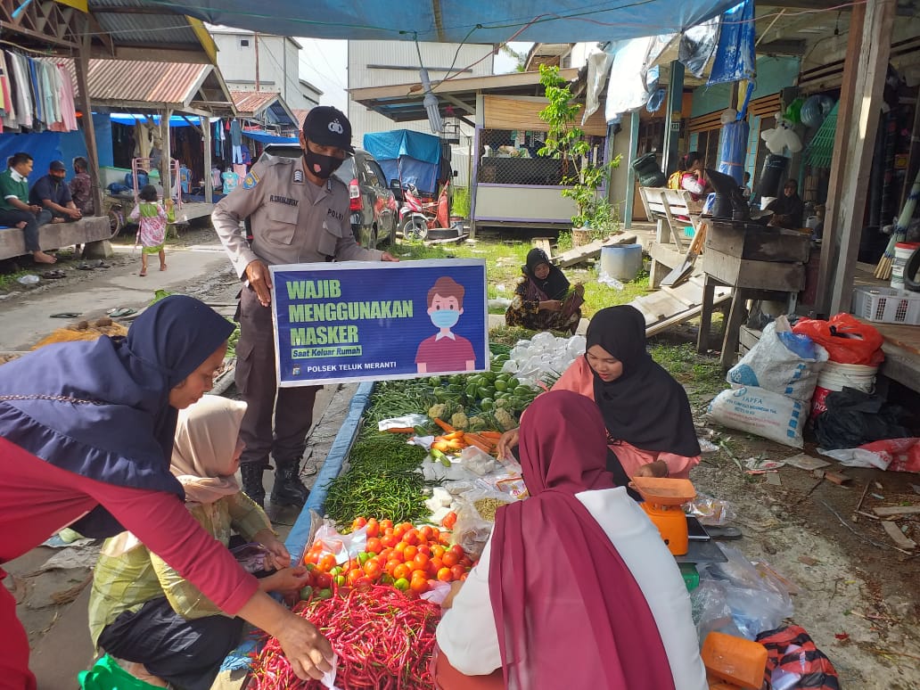Sambangi Warga di Pasar, Personel Polsek Teluk Meranti Sampaikan Sosialisasi Prokes