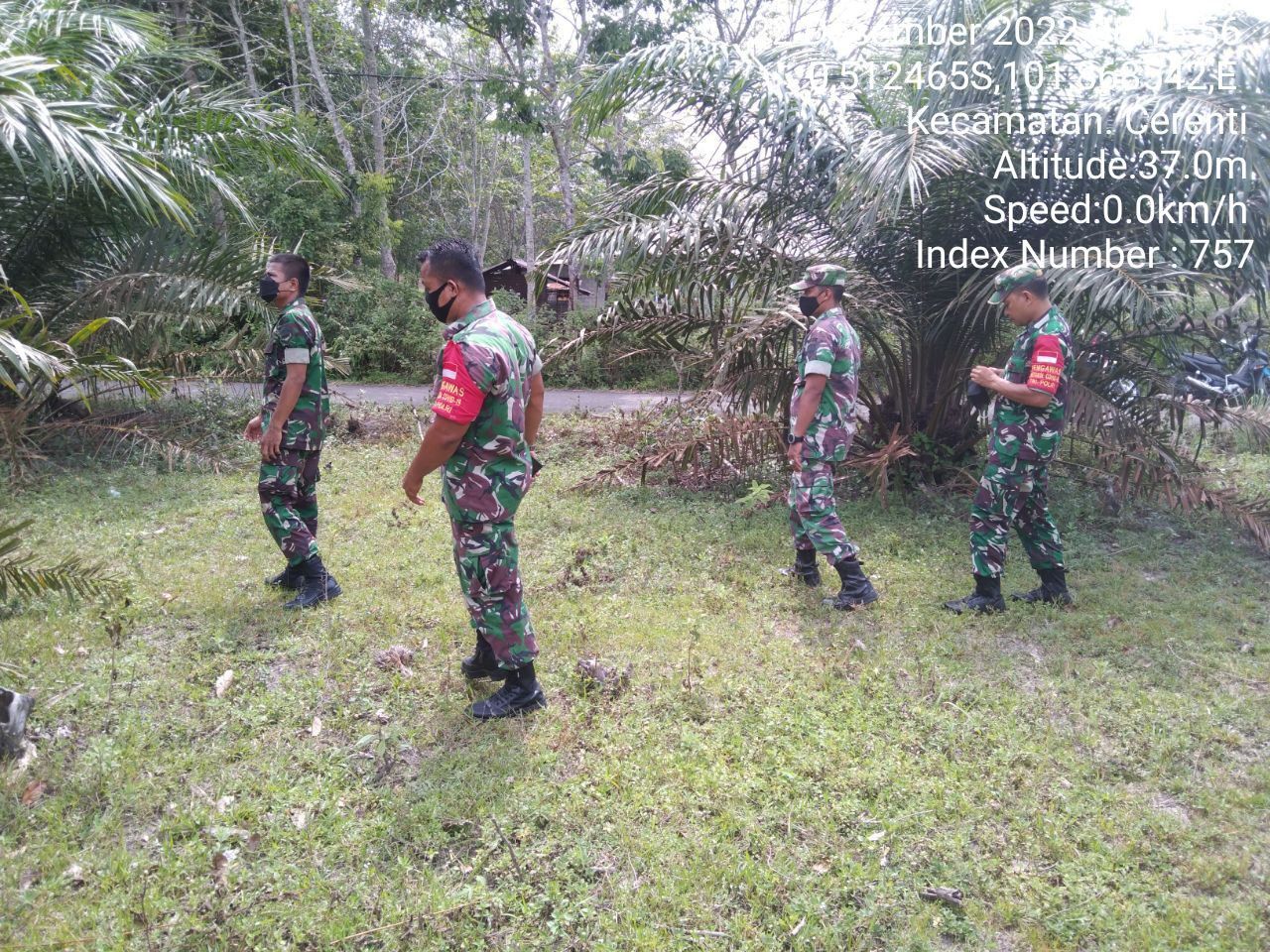 Babinsa Koramil 06/Cerenti Kodim 0302/Inhu Laksanakan Patroli Untuk Cegah Kebakaran Hutan Dan Lahan di Pulau Bayur Kecamatan Cerenti 