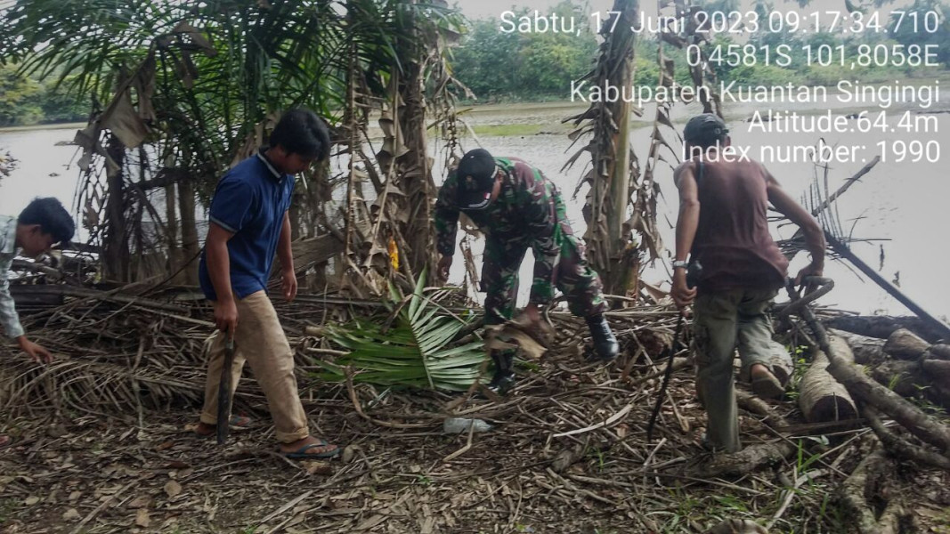 Babinsa Koramil 06/Cerenti Bergotong Royong Dengan Masyarakat Desa Pasar Inuman Kecamatan Inuman