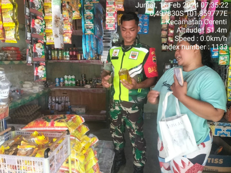 Babinsa Koramil 06/Cerenti Kodim 0302/Inhu Cek Harga Pangan Di Kios Milik Warga 
