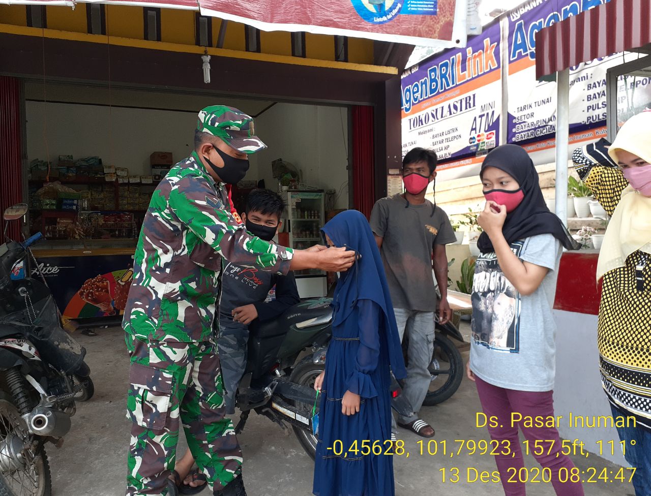 Cegah Covid-19, Koramil 06/Cerenti Dim 0302/Inhu Bagikan Masker Gratis Kepada Warga Kecamatan Inuman