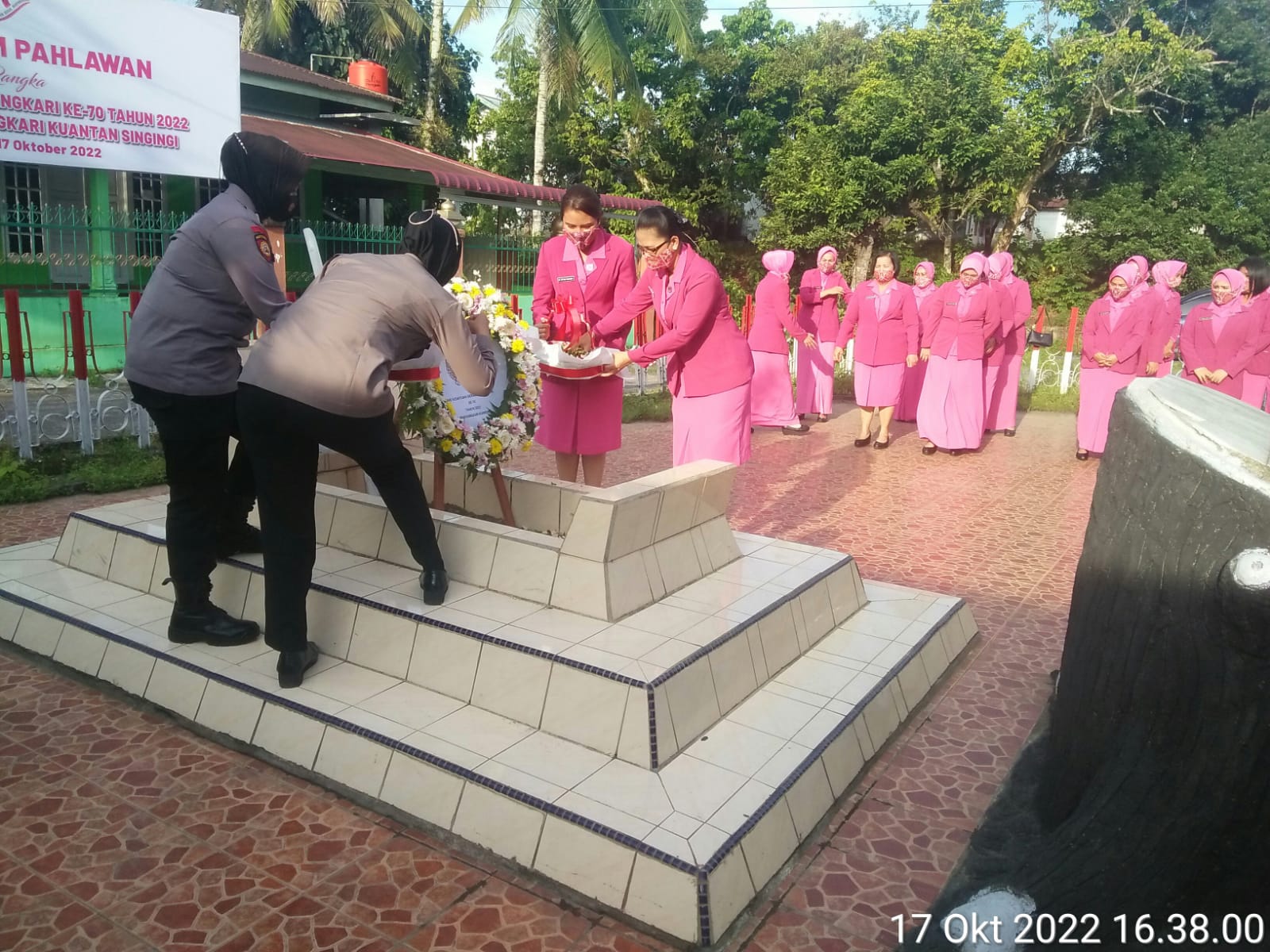 HKGB, Bhayangkari Polres Kuansing dan Polwan Tabur Bunga di Makam KH. Umar Usman