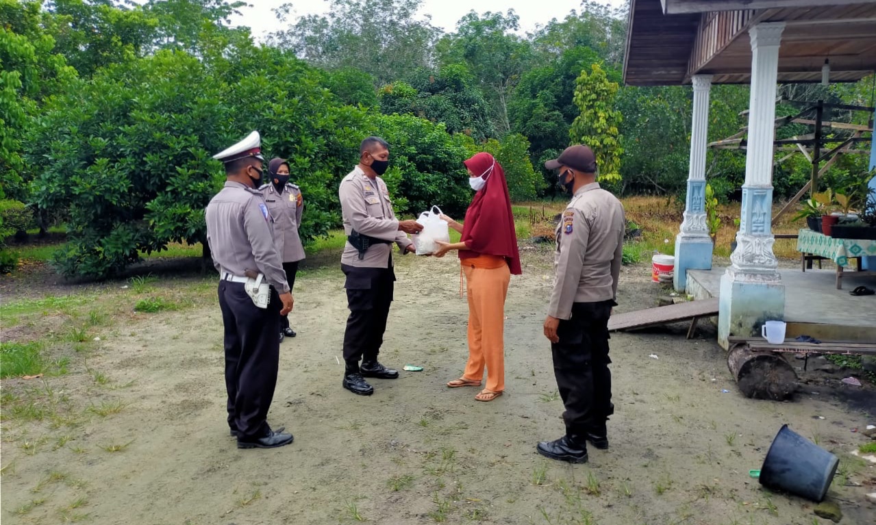 Bhakti Sosial Operasi Lilin Lancang Kuning 2020, Polsek Pangkalan Kuras Bagi-bagi Sembako