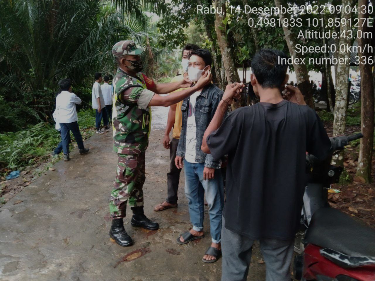 Serda Samrin Babinsa Koramil 06/Cerenti Kodim 0302/Inhu Bagikan Masker Kepada Warga di Desa Tanjung Medan Kecamatan Cerenti 