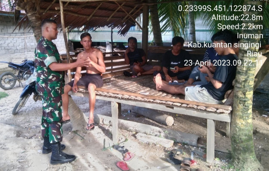 Babinsa Koramil 06/Cerenti Kodim 0302//Inhu Selalu Menjaga Keakraban Dengan Warga,Babinsa Komsos Menjalin Tali Silaturahmi di Pulau Panjang Hulu