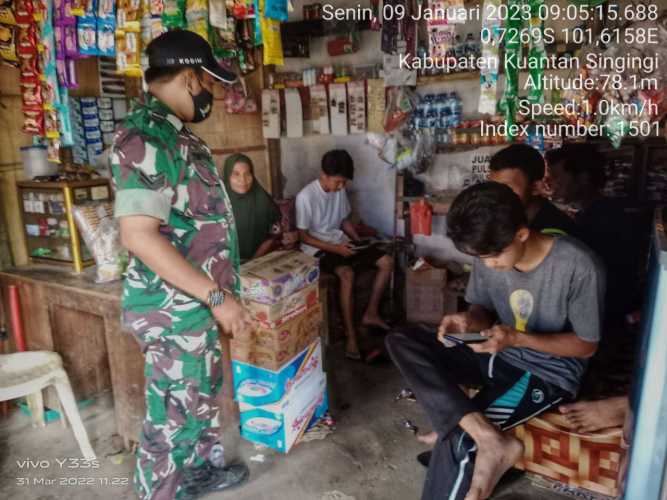 Setiap Hari Sertu Heriyus Saputera Babinsa Koramil 06 /Cerenti Kodim 0302/ Inhu di Desa Tanjung Medan Kecamatan Cerenti  Komsos Dengan Masyarakat
