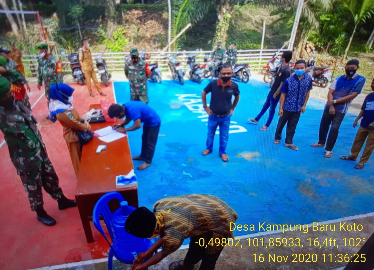 Babinsa Koramil 06/Cerenti Dim 0302/Inhu Berikan Edukasi Mencuci Tangan Pencegahan Penyebaran Covid-19 Di Desa Kampung Baru Koto