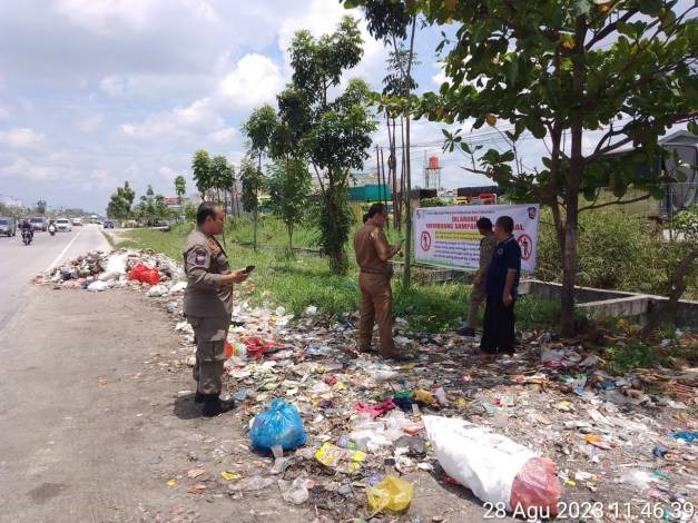 DLHK Pekanbaru Tegur Pengangkut Sampah yang Buang Sampah di TPS Ilegal