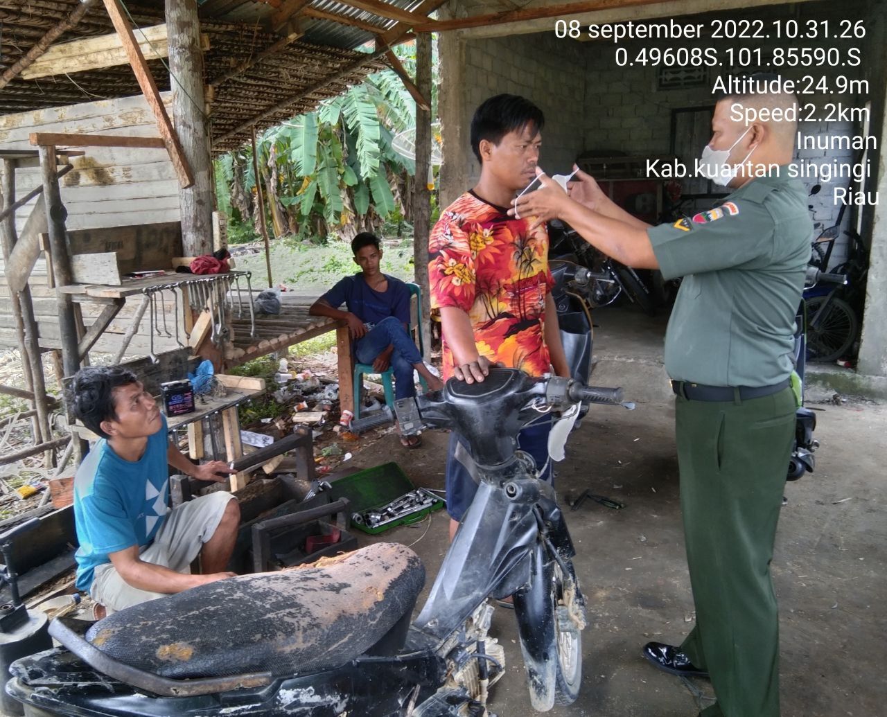 Babinsa Koramil 06/ Cerenti Kodim 0302/Inhu Bagikan Masker Gratis Kepada Masyarakat Untuk Mengurangi  Penularan Covid-19 di Pulau Panjang Hilir