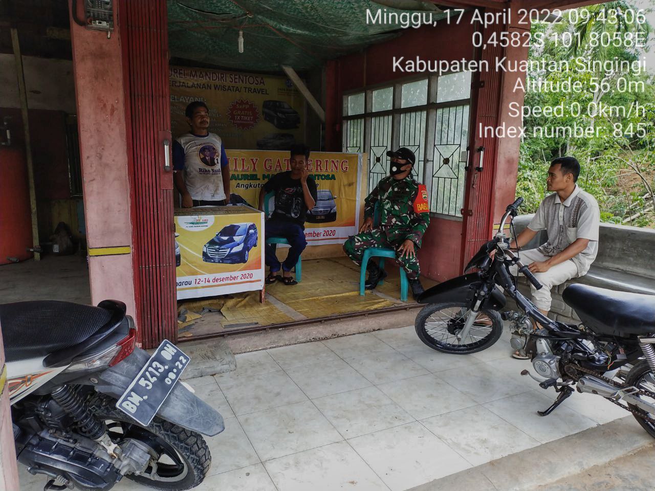 Babinsa Koramil 06/Cerenti Kodim 0302/Inhu Melaksanakan Komsos Bersama Pengunjung BRI Link di Desa Kampung Baru Koto Kecamatan Inuman