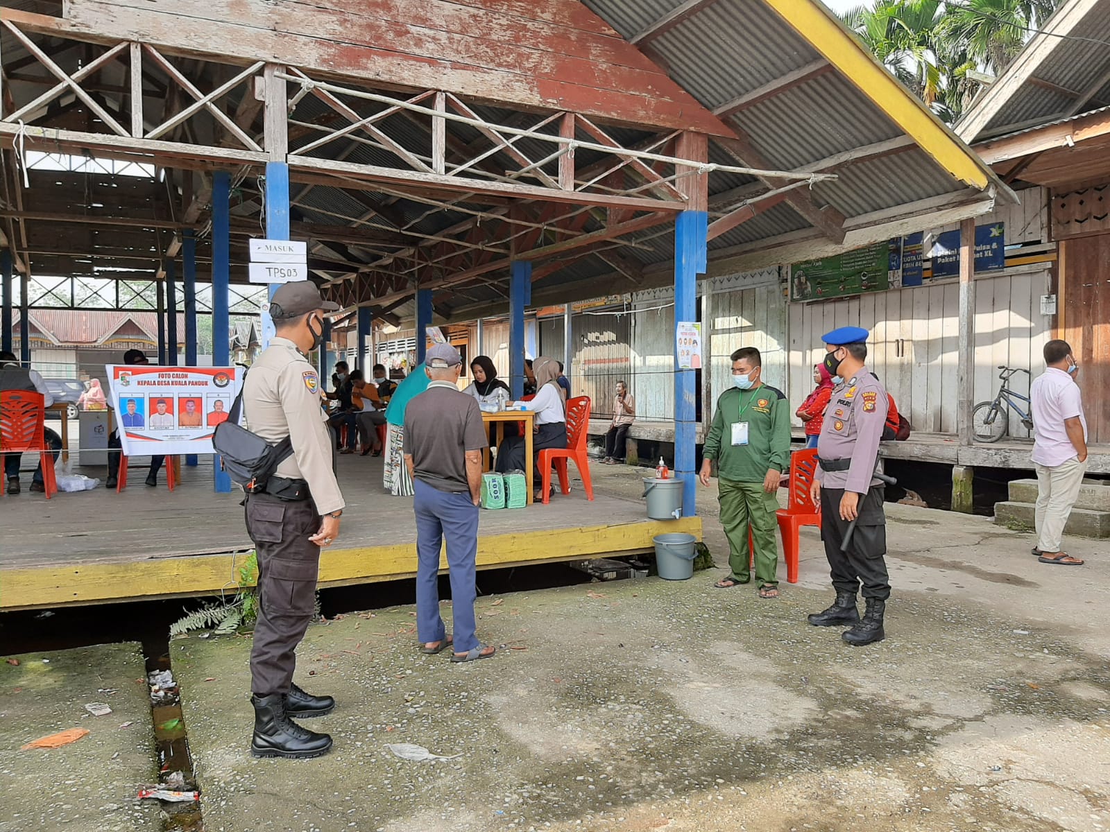 Sukseskan Pilkades Serentak di Kabupaten Pelalawan, Polsek Teluk Meranti Kawal TPS di Desa Petodaan