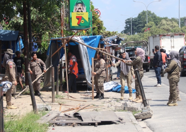 Puluhan PKL di Jalan HR Soebrantas Ditertibkan Satpol PP Pekanbaru