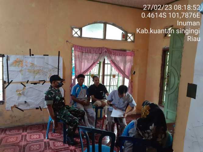 Babinsa Koramil 06/Cerenti Kodim 0302/Inhu Komsos Dengan Warga Binaan Memberikan Pengertian Tentang Pentingnya Menjaga Keamanan di Desa Pulau Panjang Hulu