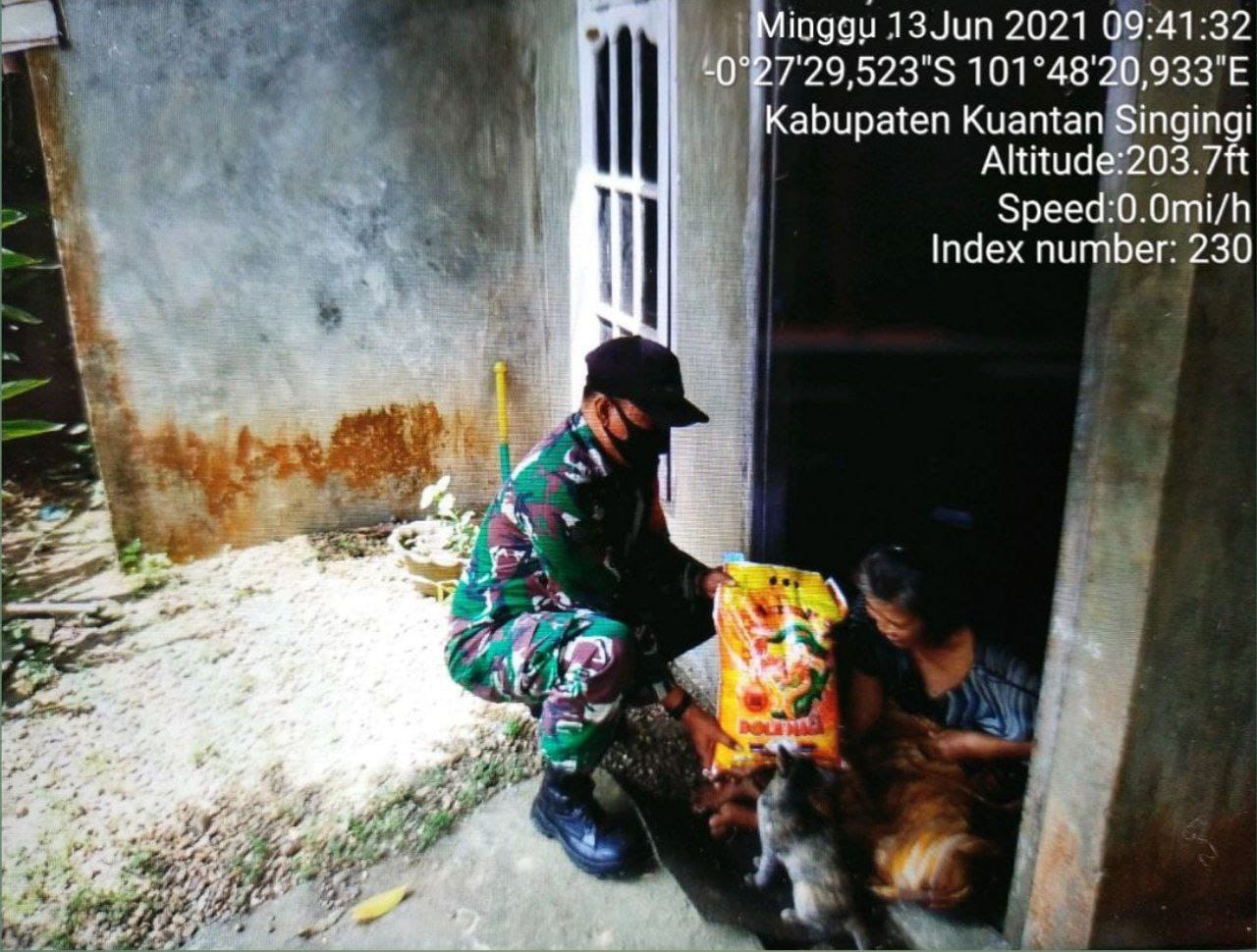 Babinsa Koramil 06/Cerenti Dim 0302/Inhu Babinsa Berikan Sembako Kepada Warga Kurang Mampu