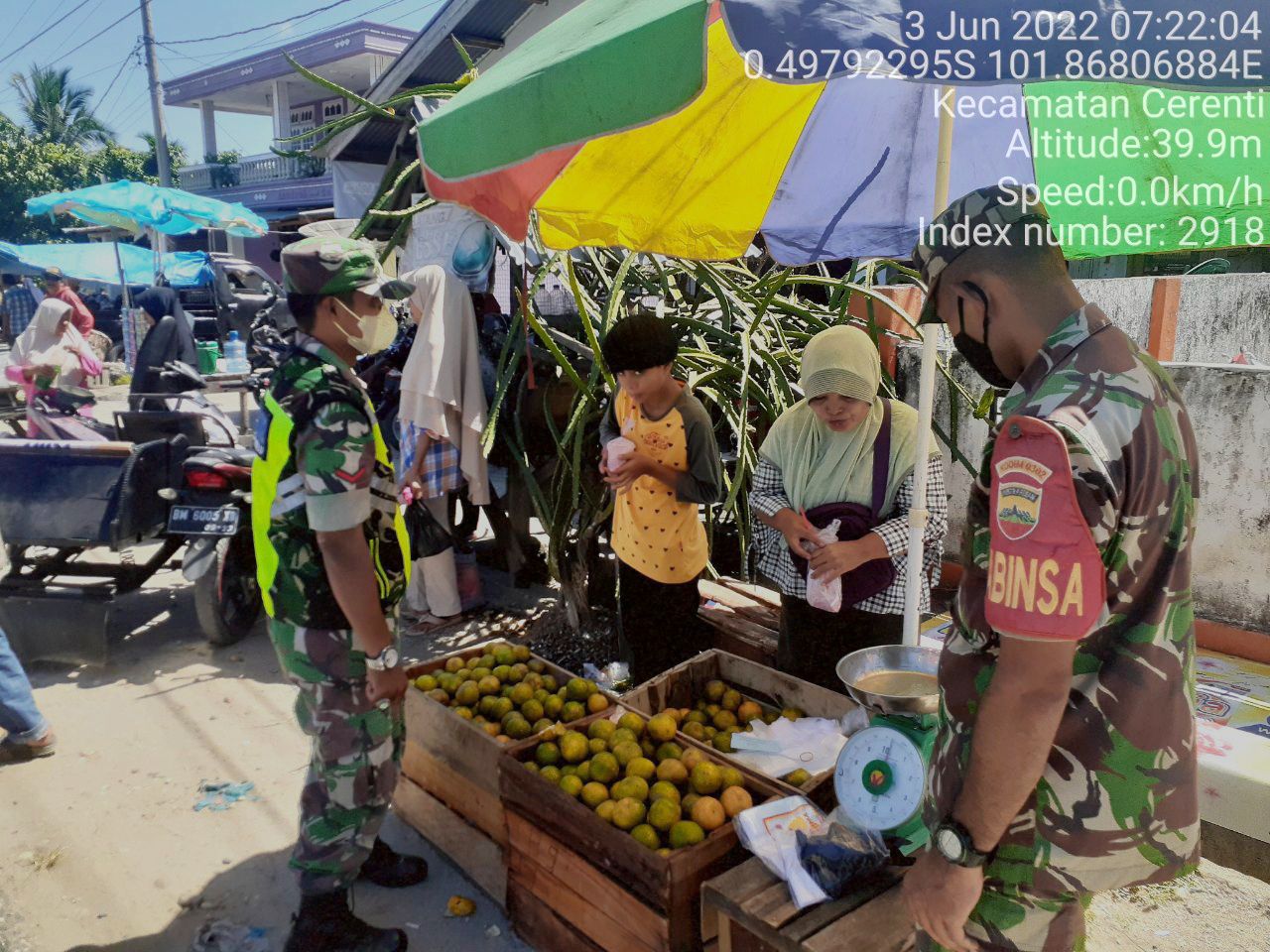 Kopda Junedi Dan Kopda Irwan Babinsa Koramil 06/Cerenti Kodim 0302/Inhu Berikan Sosialisasi Serta Himbauan Kepada Warga Agar Patuhi Prokes Covid-19 di Wilayah Binaannya