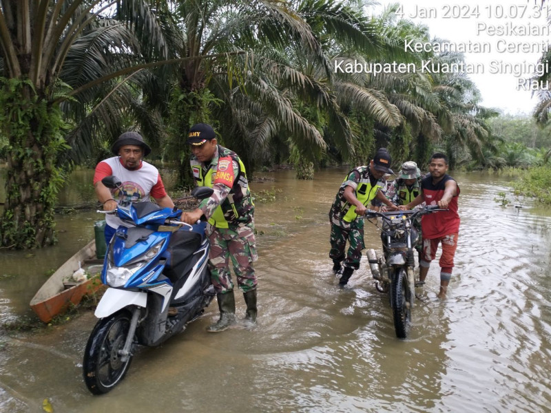 Para Babinsa Koramil 06/Cerenti Kodim 0302/Inhu Membantu Warga Desa Korban Banjir Diwilayah Teritorial Koramil 06/Cerenti