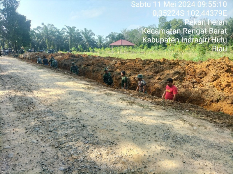 TMMD Ke-120 Kodim 0302/Inhu Babinsa Membantu Melaksanakan Pengerasan Jalan Penghubung Desa Pekan Heran Dan Desa Redang 