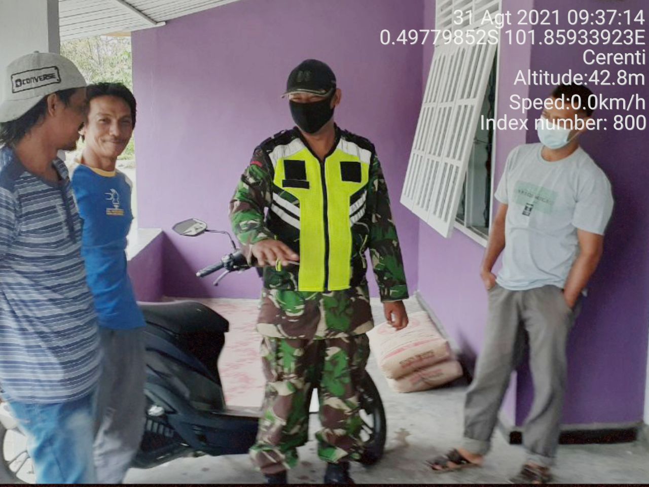 Babinsa Koramil 06/Cerenti Dim 0302/Inhu Komsos Dengan Warga Desa Pulau Panjang Cerenti Kecamatan Cerenti 