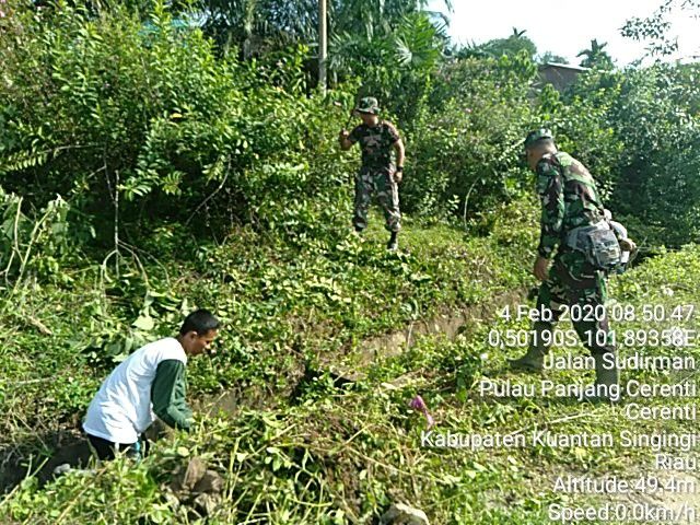 Anggota Koramil 06/Cerenti Dim 0302/Inhu Sertu Indra Jalil Dan Serda Firman, Ajak Masyarakat Desa Pulau Panjang Cerenti Menjaga Kebersihan Lingkungan.