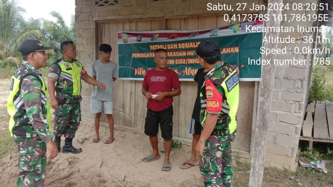 Serda Jama Anur dan Pratu Viko Septadian Babinsa Koramil 06/Cerenti Kodim 0302/Inhu Laksanakan Patroli Dan Sosialisasi Untuk Cegah Kebakaran Hutan Dan Lahan