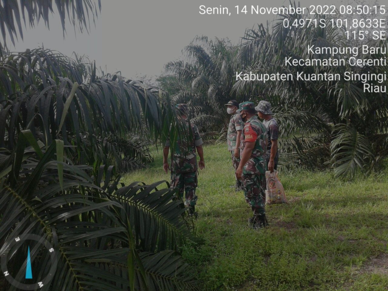 Tingkatkan Pengawasan Karlahut, Babinsa Koramil 06/ Cerenti Dim 0302/ Inhu Laksanakan Patroli dan Sosialisasi Kepada Masyarakat di Desa Kampung Baru Cerenti Kecamatan Cerenti 